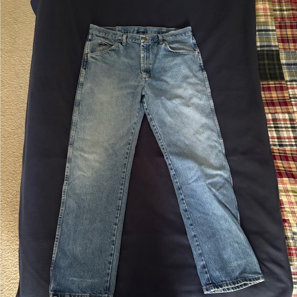 Wrangler Men's Relaxed Fit Light Blue Jeans - Picture 2 of 3